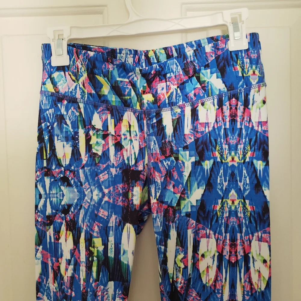 Fabletics Salar Capri Leggings Reef Blue Geometric Print Active Pants Size Small